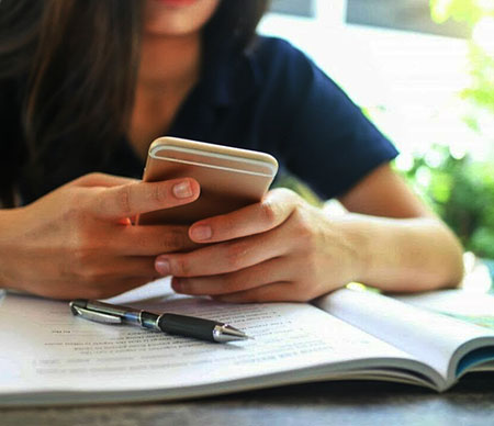 estudante-celular-e1726867958675 copiar.jpg